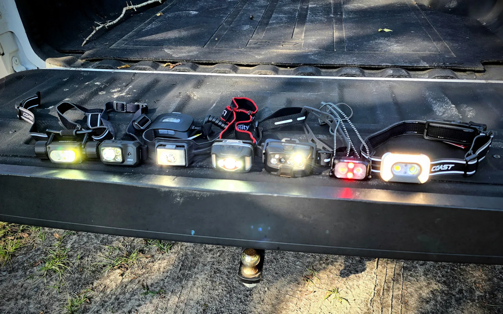 Vi testet 24 hodelykter for å finne de lyseste modellene for utendørseventyr i 2026